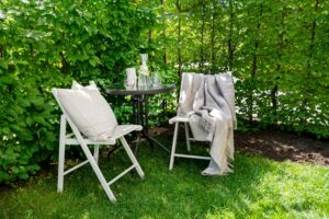 Sem dúvida, escolher os móveis certos para o seu jardim pode transformar o espaço ao ar livre em um verdadeiro oásis de conforto e estilo. Seja qual for o objetivo—relaxar, entreter amigos ou desfrutar de refeições ao ar livre—os móveis de jardim devem ser funcionais, duráveis e esteticamente agradáveis. Por isso, aqui estão algumas dicas essenciais para ajudá-lo a fazer a melhor escolha e criar um ambiente agradável e acolhedor.