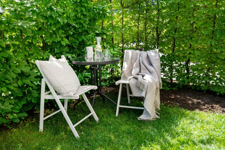 Sem dúvida, escolher os móveis certos para o seu jardim pode transformar o espaço ao ar livre em um verdadeiro oásis de conforto e estilo. Seja qual for o objetivo—relaxar, entreter amigos ou desfrutar de refeições ao ar livre—os móveis de jardim devem ser funcionais, duráveis e esteticamente agradáveis. Por isso, aqui estão algumas dicas essenciais para ajudá-lo a fazer a melhor escolha e criar um ambiente agradável e acolhedor.