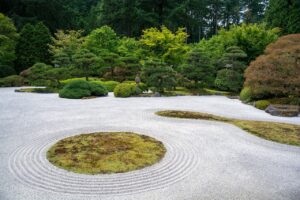 Um jardim zen é um espaço projetado para promover relaxamento e meditação, inspirado na tradição japonesa. Com pedras, areia, plantas e elementos minimalistas, ele transmite harmonia e serenidade. Criar um **jardim zen** em casa ajuda a reduzir o estresse, proporcionando um ambiente tranquilo para contemplação e equilíbrio mental no dia a dia.
